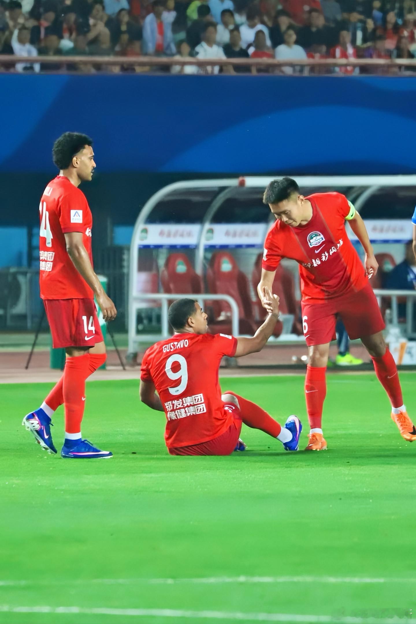 中超河南队 主场三球大败的河南彩陶坊犹如拖着残肢赛跑，却在大半场时间里是表现更好