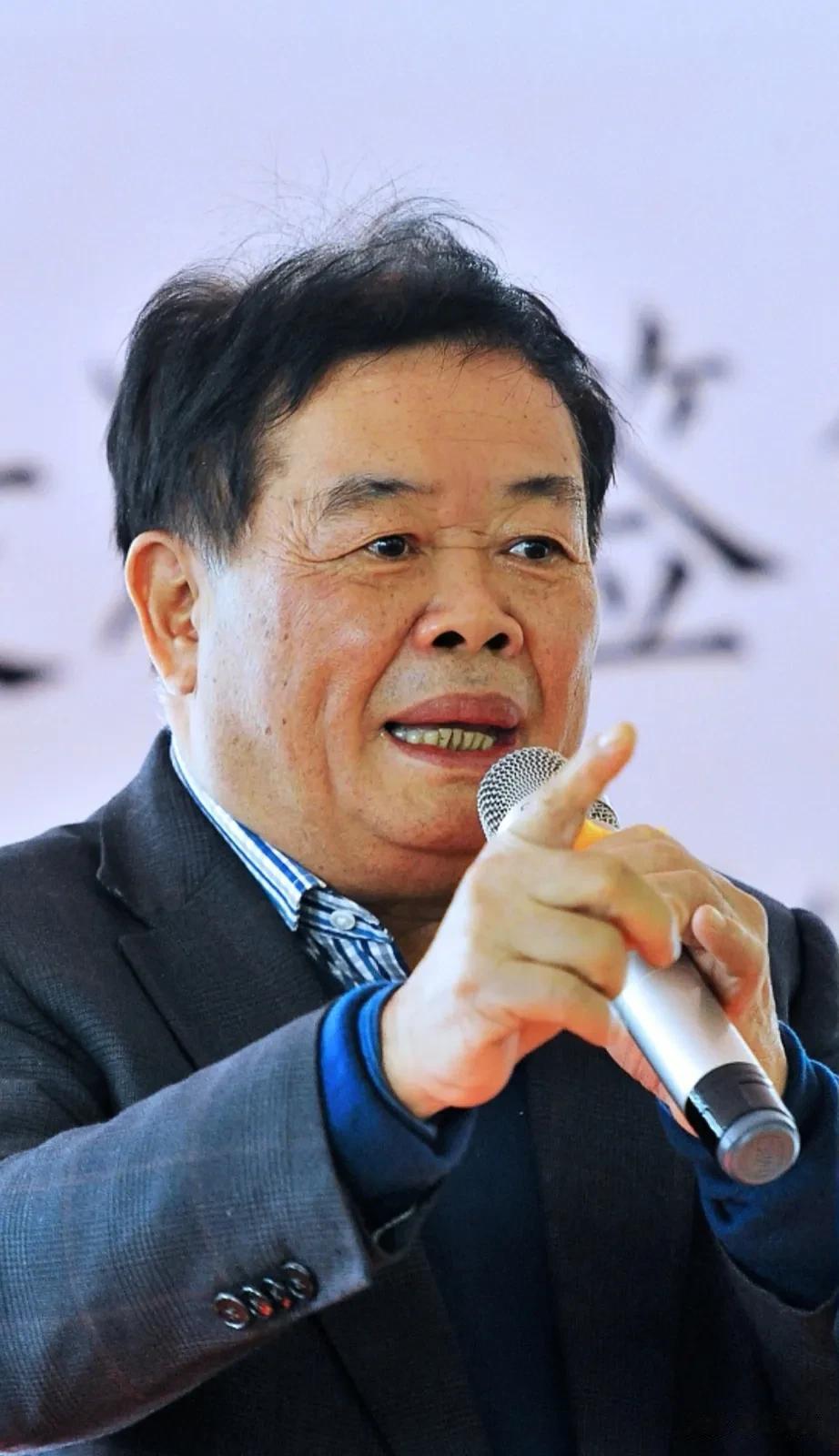 张国立拍戏之余，来曹德旺家做客，顺便参观一下6000多平米的豪宅，刚一进门，就看