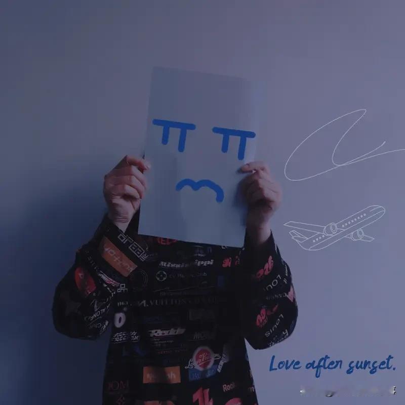 生活里，我们常邂逅这样一种爱，近在咫尺，却仿若远在天涯。
       怕表白后