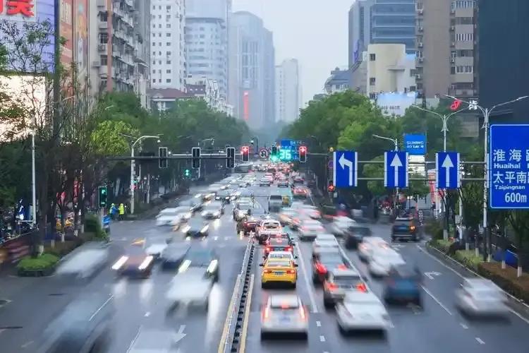 美国人评价亚洲街道：日本干净，印度脏乱，”繁忙热闹“见证中国基础设施投资进入“红