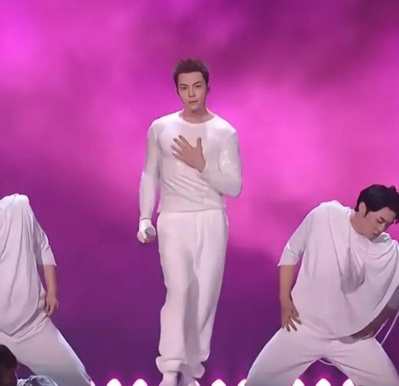 陈伟霆把香奈儿穿成秋衣？
这简直是年度最大反转！
跨年晚会上，他一身黑色高领配白