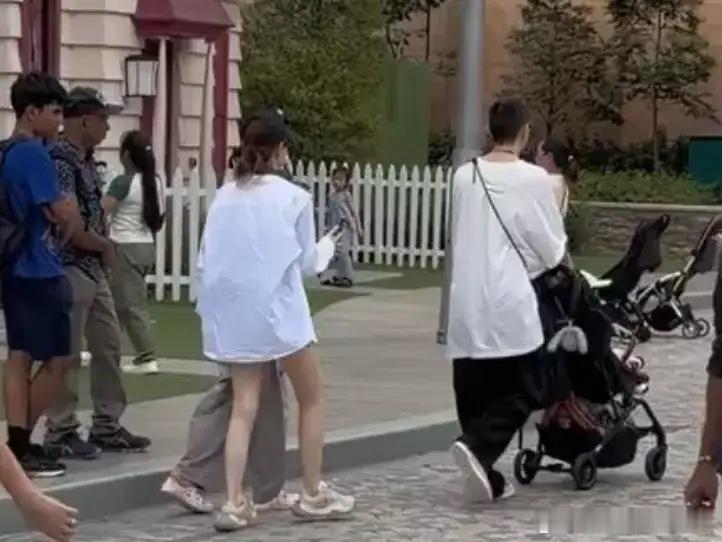 偶遇李承铉一家出游，戚薇给lucky拍照，3岁儿子正脸曝光像爸爸！ 