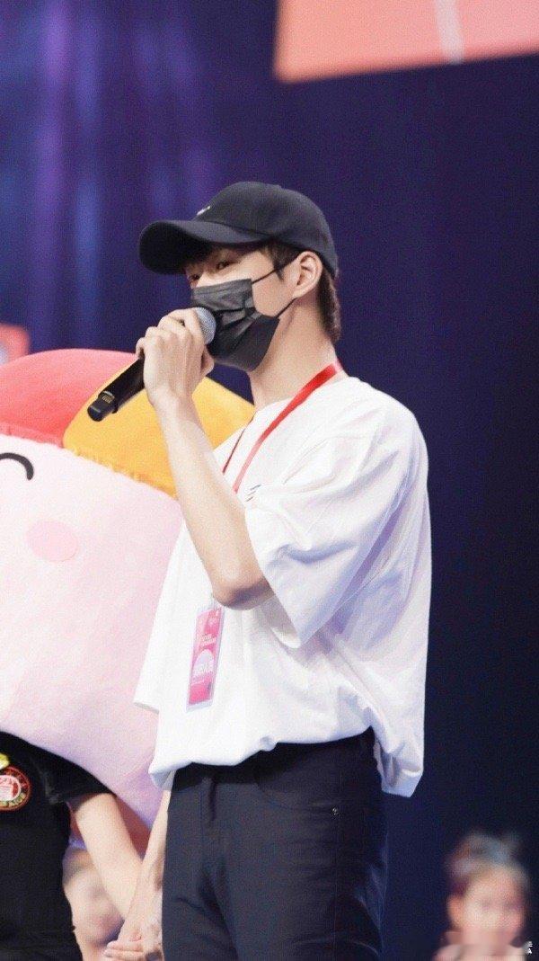 #魏大勋青春芒果夜出发#这次的青春芒果夜有了魏大勋的加盟肯定会有很多的看点，感受