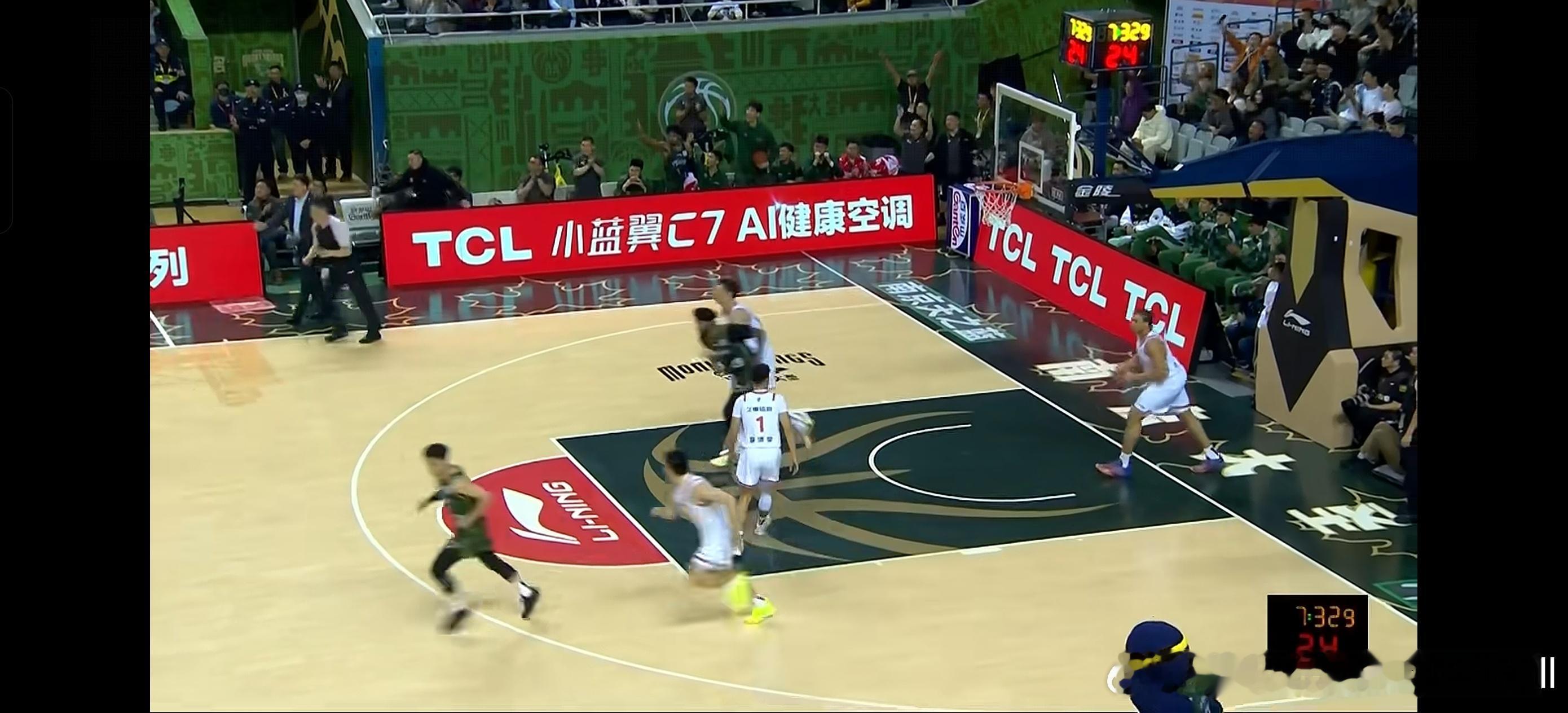 这一下可把王哲林腹股沟怼得不轻，敏感地带谁疼谁知道同曦男篮vs上海男篮