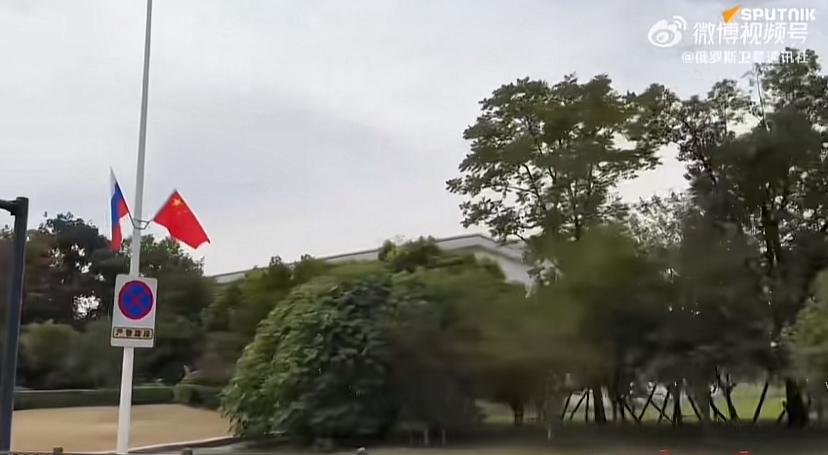 俄总理去杭州，经过的大道真养眼，沿途绿化确实给力，道路宽广，南京江南老城好像没这