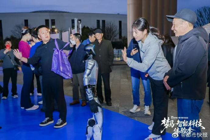 马拉松跑友在杭州与AI和机器人共行2026年3月底的杭州马拉松赛事，以"梦马"和