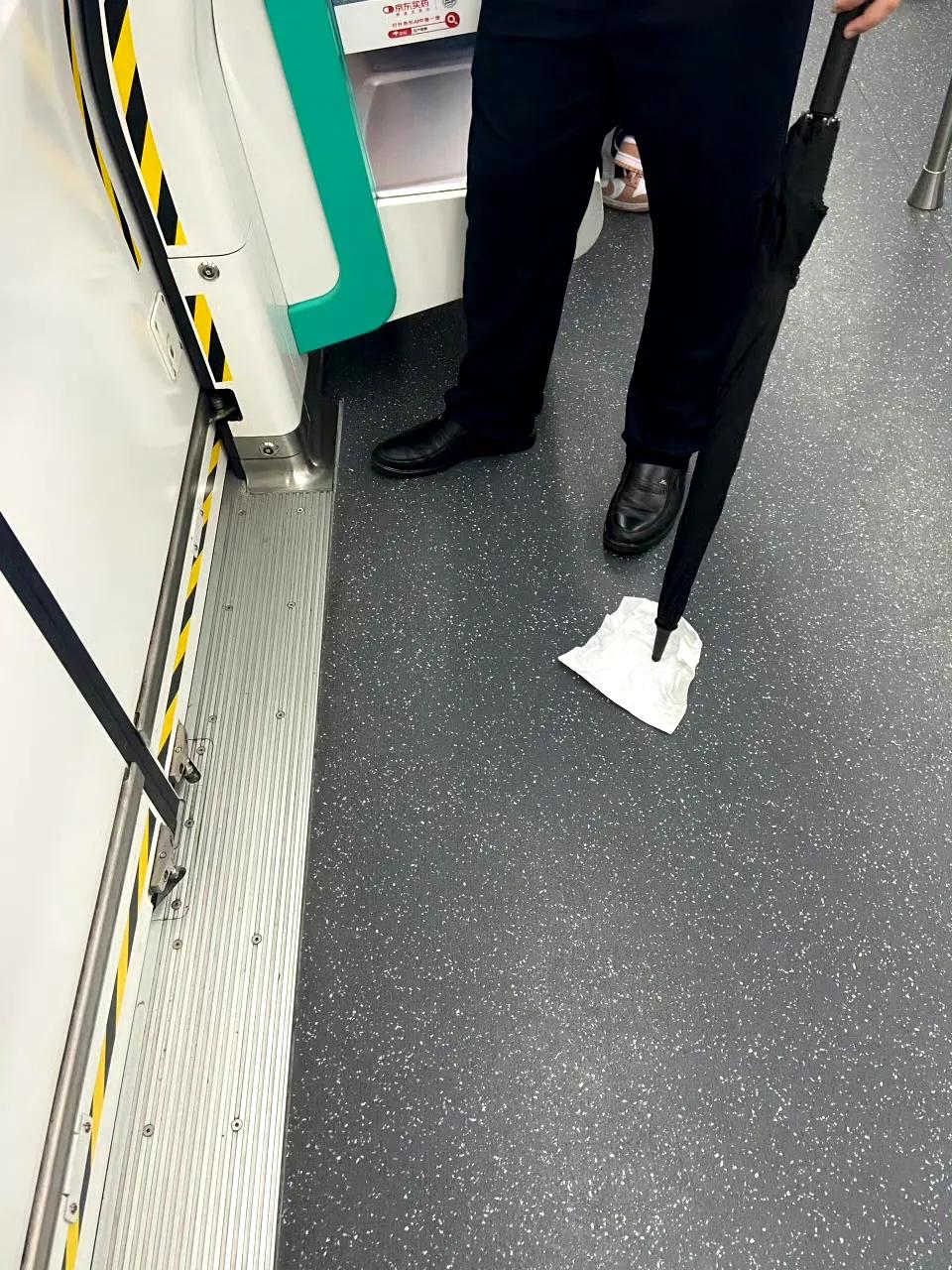 在地铁上看到了让我灵魂发颤的一幕，
这个男人下雨坐地铁，
为了防止雨伞上的水滴落