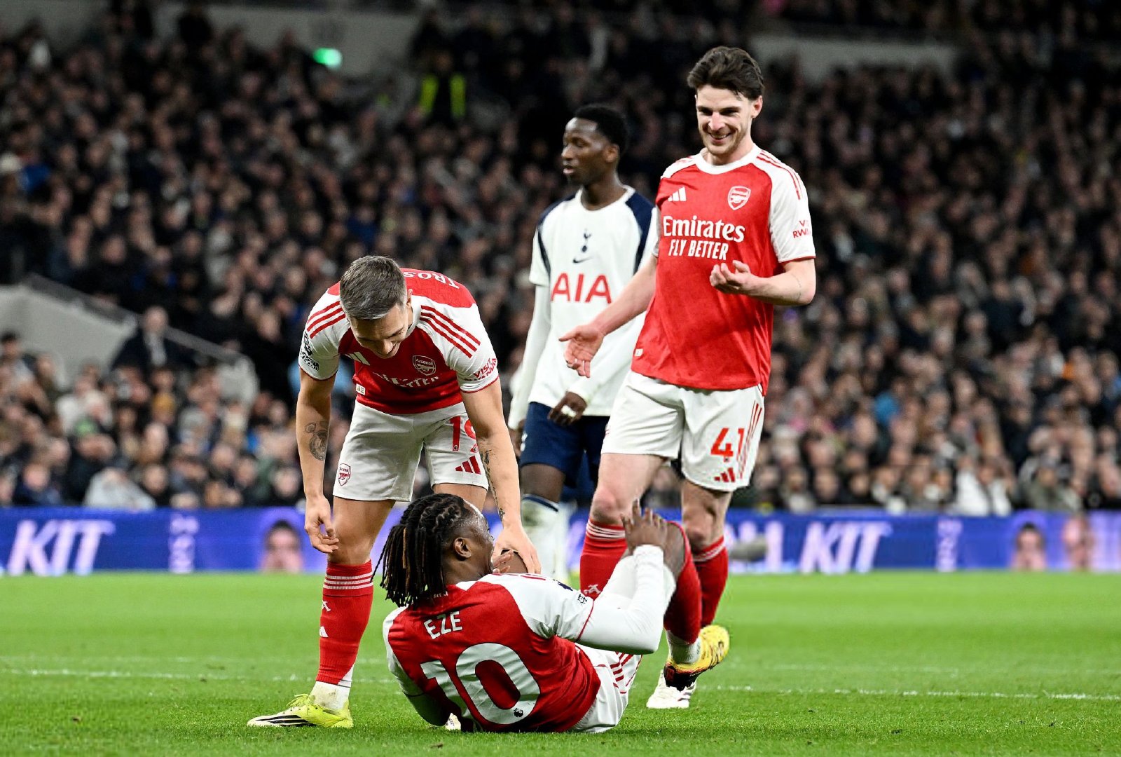 斯科尔斯认为阿森纳的赖斯太情绪化了：“当年罗伊·基恩凝聚球队、出色领导球队时，他