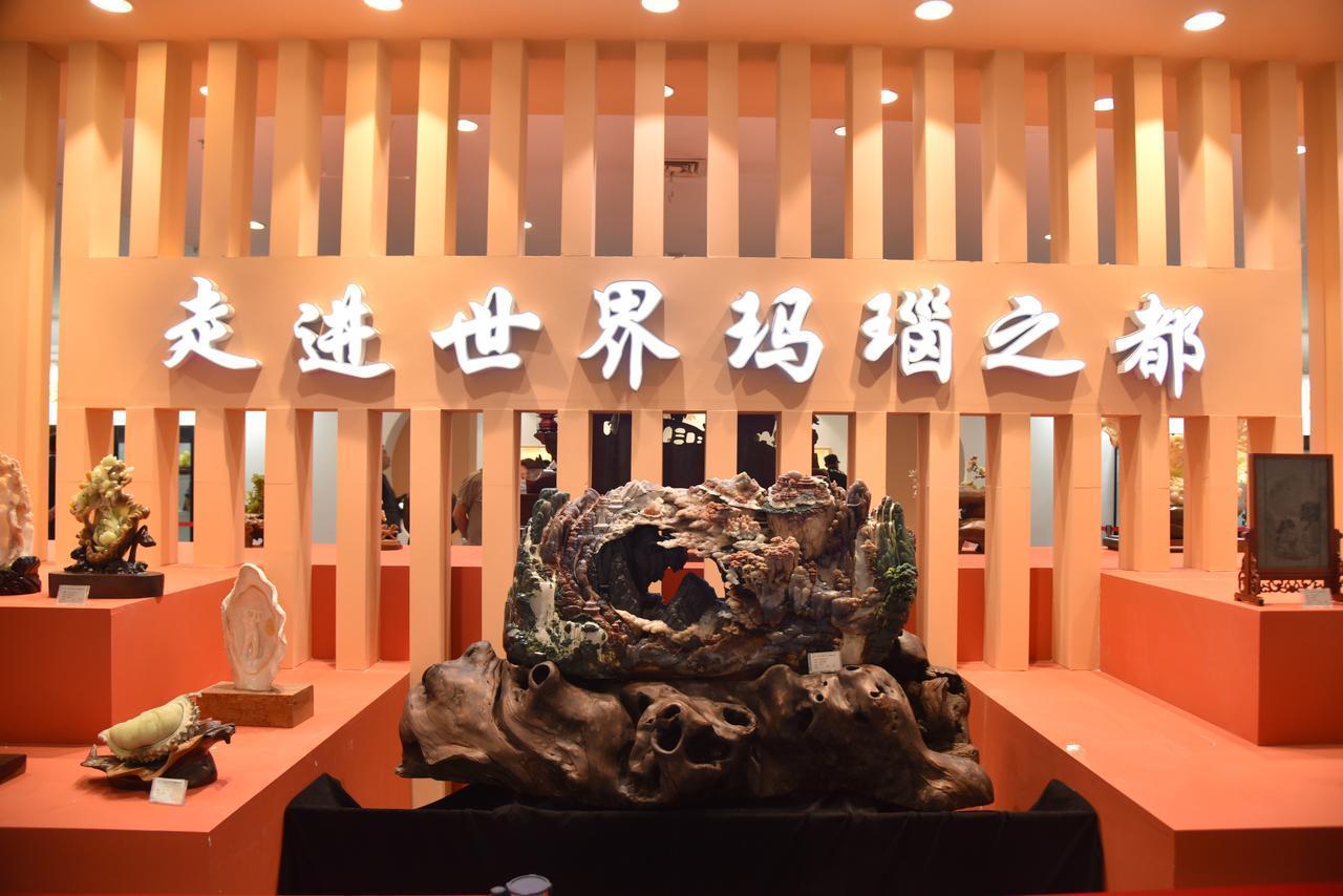 作为土生土长的阜新人，看着玛瑙产业起起伏伏，我对它的前景，有几分期待，也有几分担