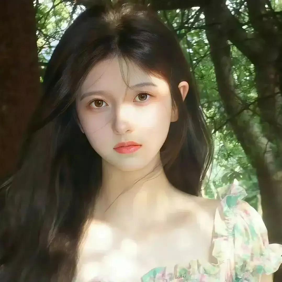 森林仙境中，柔美的少女静立，仿佛童话里的精灵。梦幻仙境少女 梦幻森林仙女 梦幻森