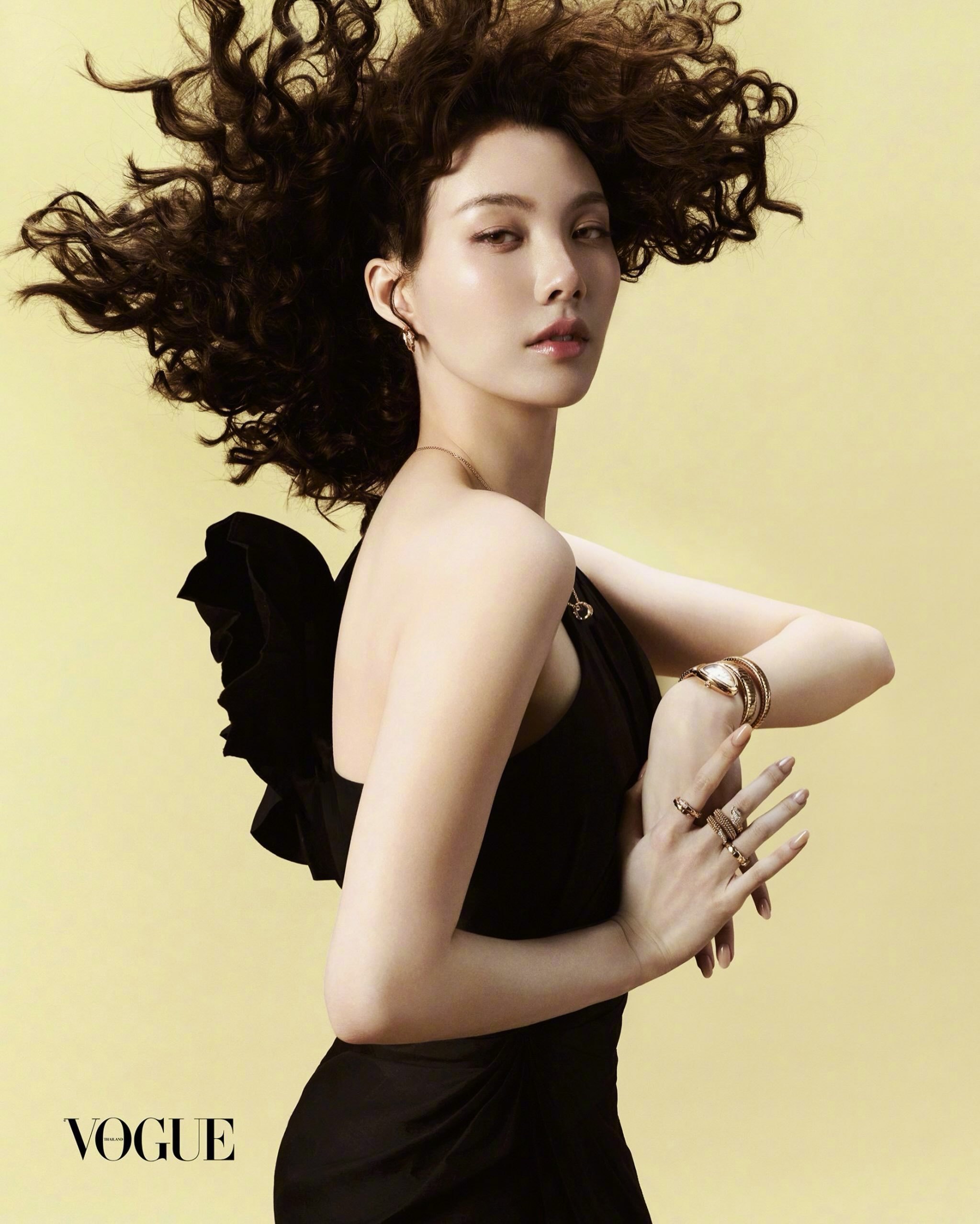 Orm Kornnaphat 亮相 VOGUE Thailand July 20