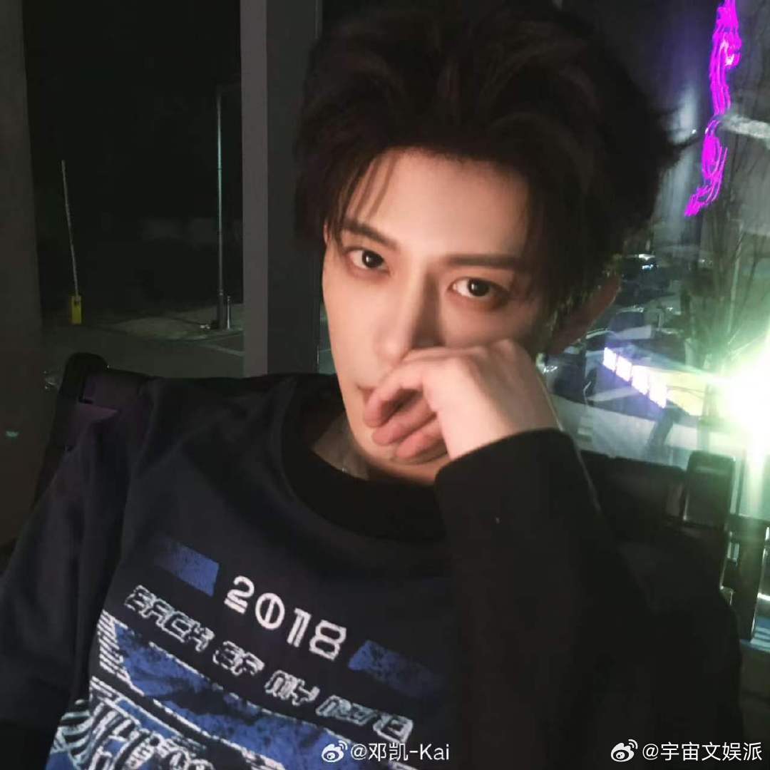 邓凯自拍邓凯自拍氛围感暗调滤镜衬得轮廓愈发立体，邓凯的自拍把氛围感拉满。指尖轻抵