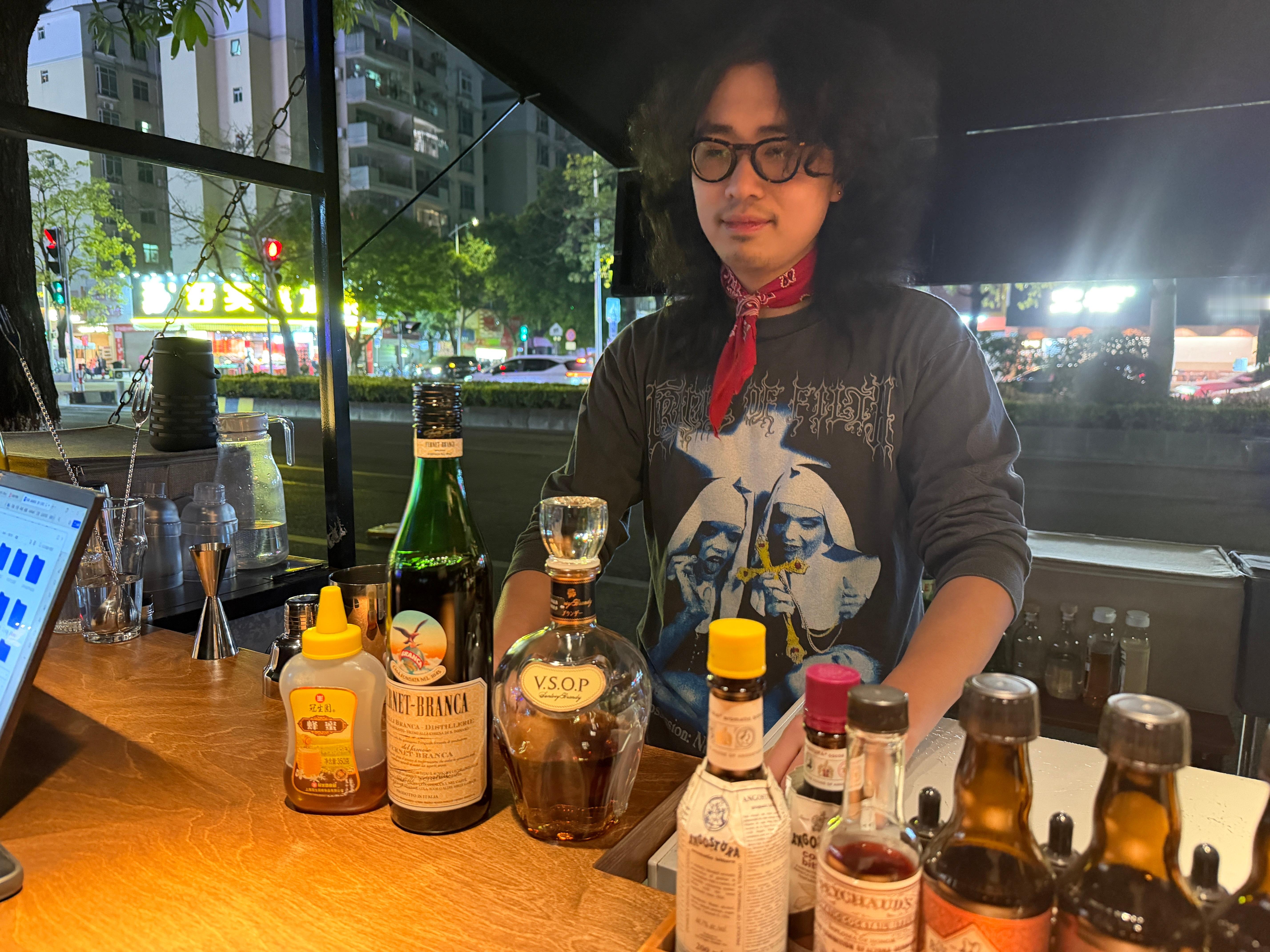 昨晚，在广州花都区的中心的马路边，偶遇一个电动三轮车展开的摊贩，精致的展示着鸡尾