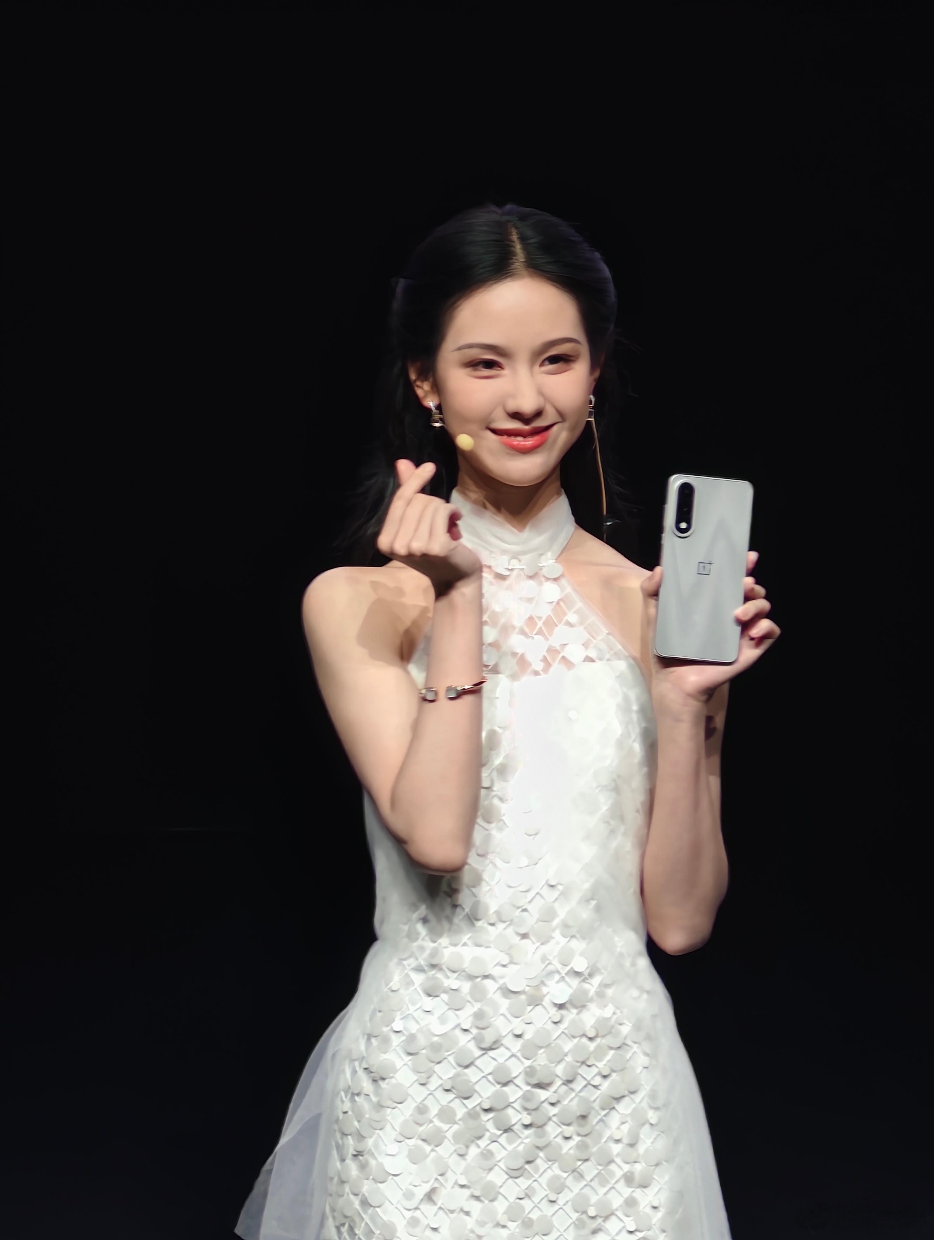 一加Ace5至尊版这也太美了，陈都灵本人上台了，爱了爱了。[爱你] ​​​