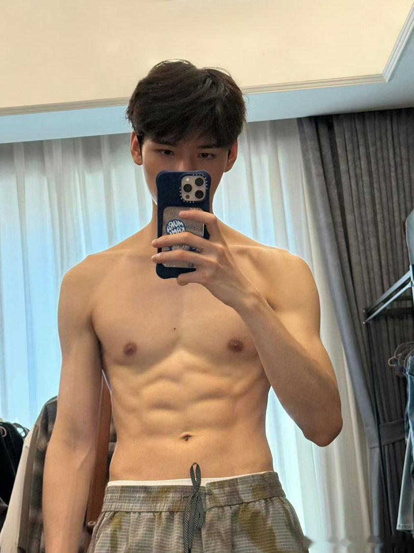 龚俊工作室富有，但小气。龚俊本人富有且慷慨。肌肉真好看啊话说今天我同事说我背薄，