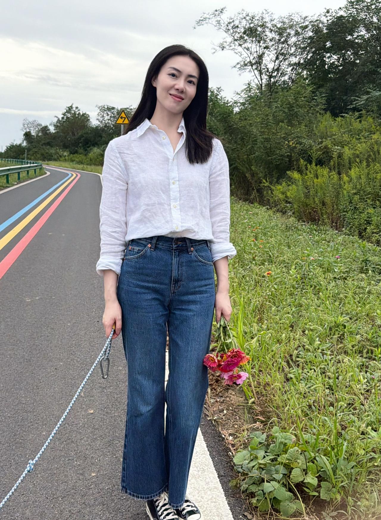 来年依旧有花开～
白衬衫 牛仔裤