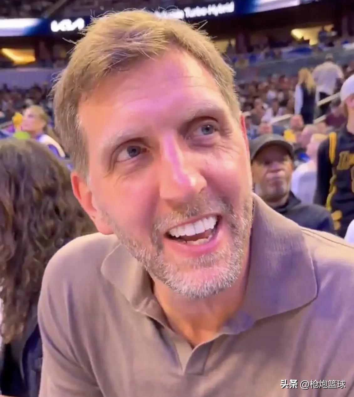 詹姆斯终获认可

湖人客场挑战魔术，独行侠名宿诺维茨基来到现场观战，并在场边接受