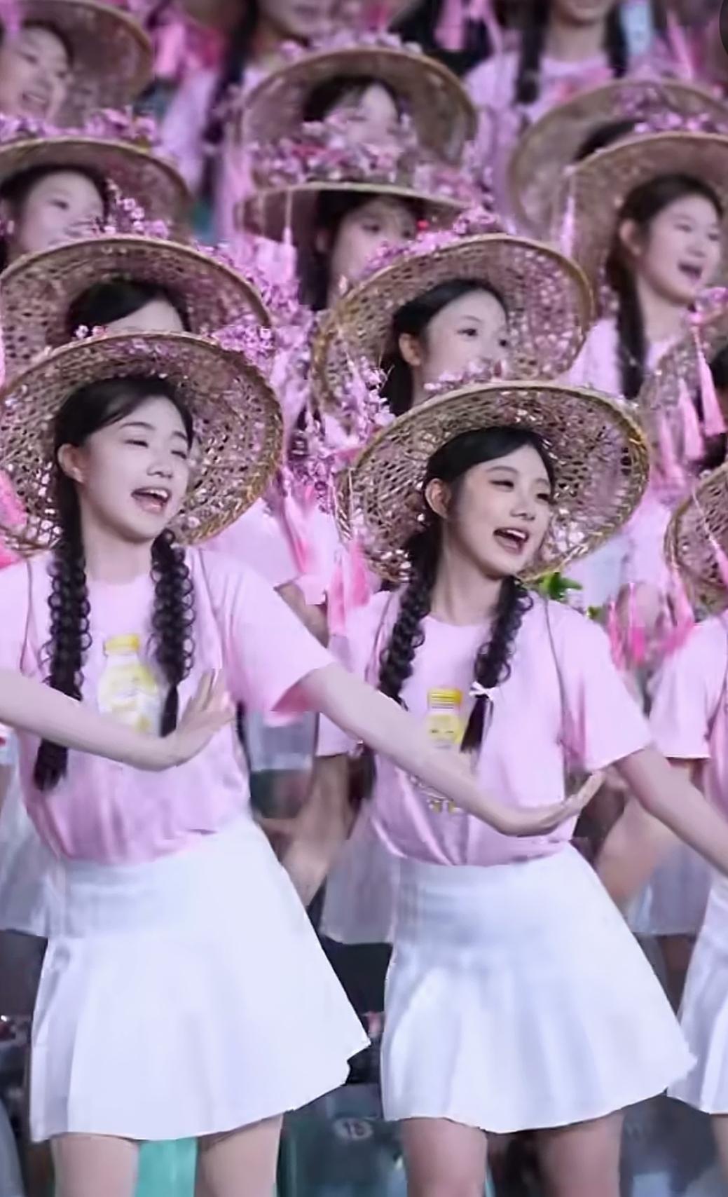 现在的赛场拉拉队越来越有创意。网友说，比赛不怎样，拉拉队倒是很养眼。