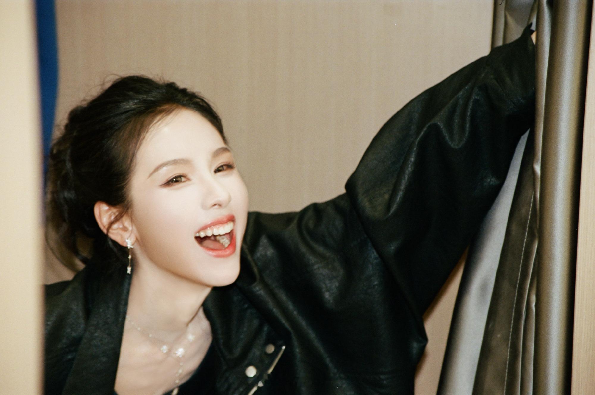 娱乐陈都灵小鸡舞萌翻了陈都灵带小绿猫cha小鸡舞 救命！陈都灵的小鸡舞也太有感染