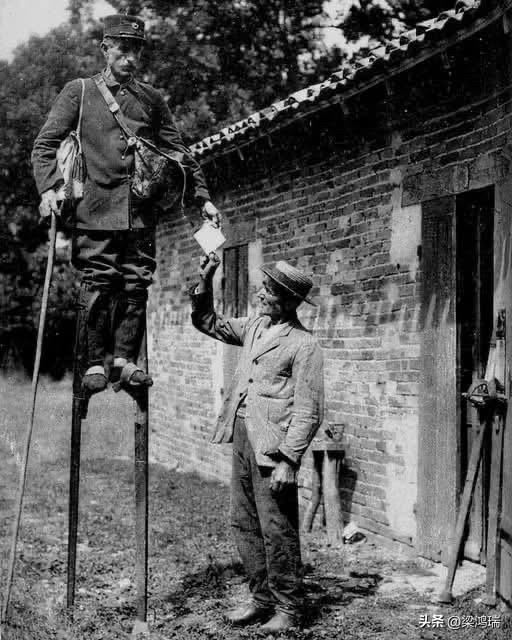 20世纪初，一位在法国布赫地区（Pays de Buch）投递信件的邮递员。