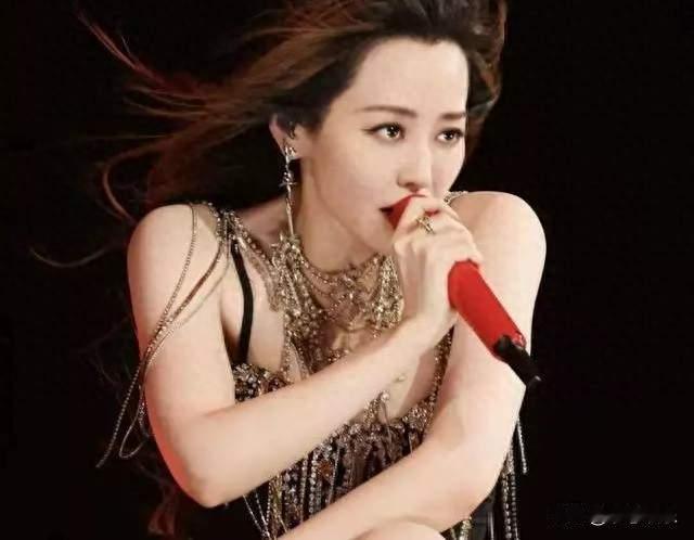 张靓颖郑州演唱会脱衣名场面，全场大合唱喊到嗓子冒烟