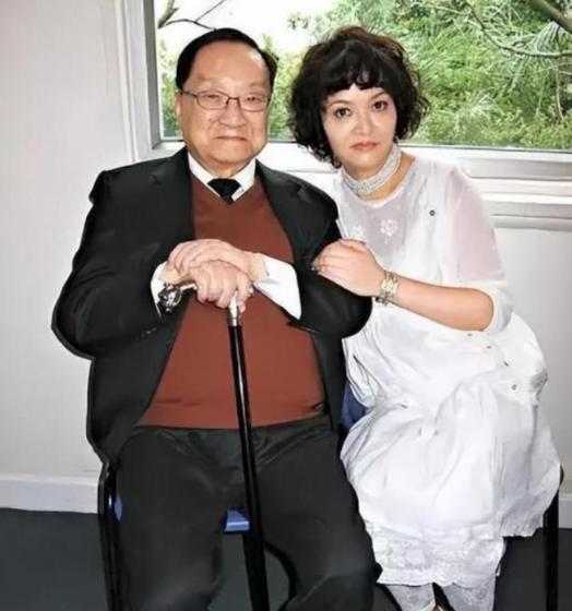1976年，52岁的金庸爱上16岁女招待，他想要和妻子离婚，妻子说：“可以，但是