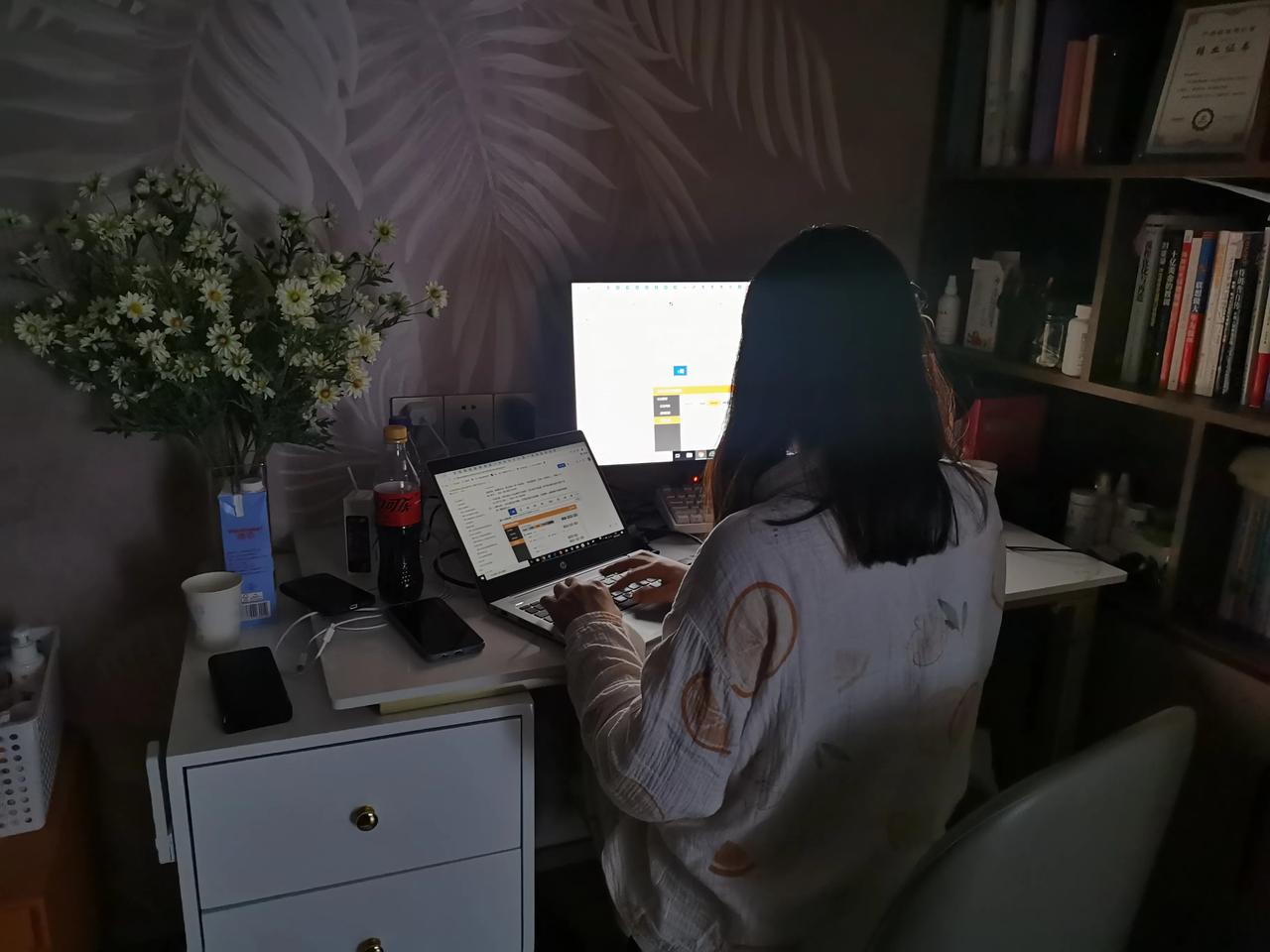 静谧的夜•两个加班熬夜的年轻人