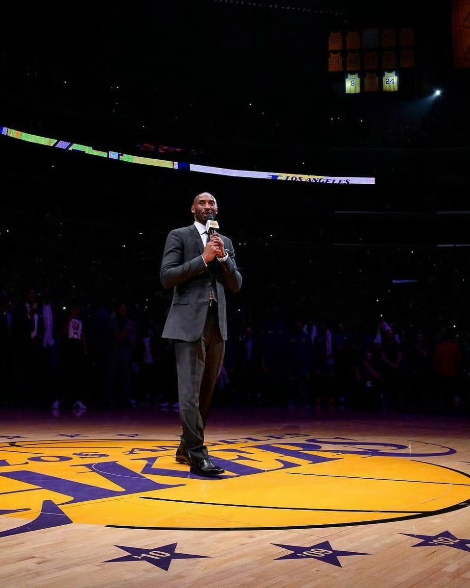 2017年的今天，湖人同时退役了科比的8号和24球衣💜💛科比球衣退役八周年M