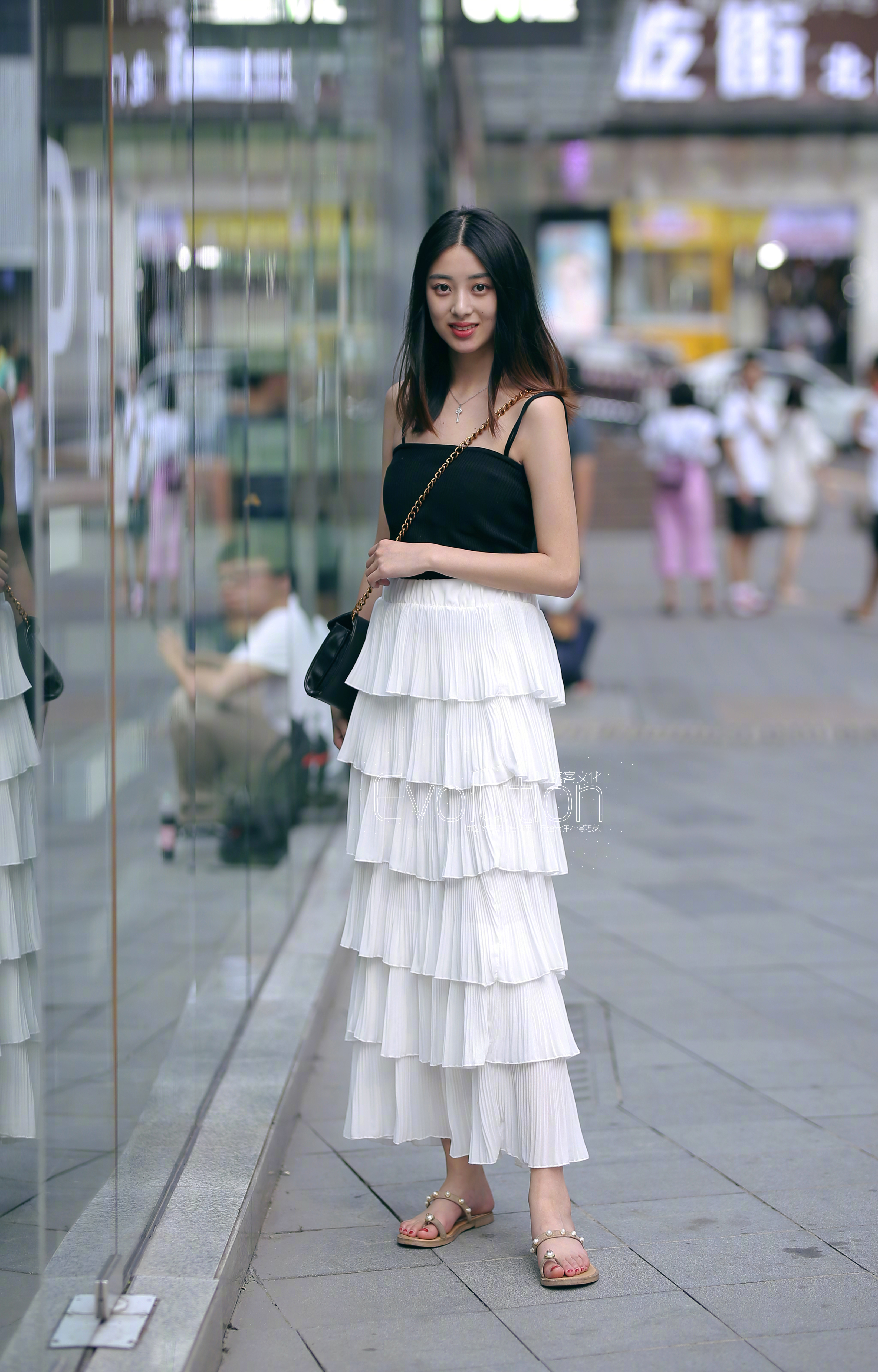 这裙子看起来是给树穿的吧！树枝一样的裙摆，真是创新！🌳👗 ​​​