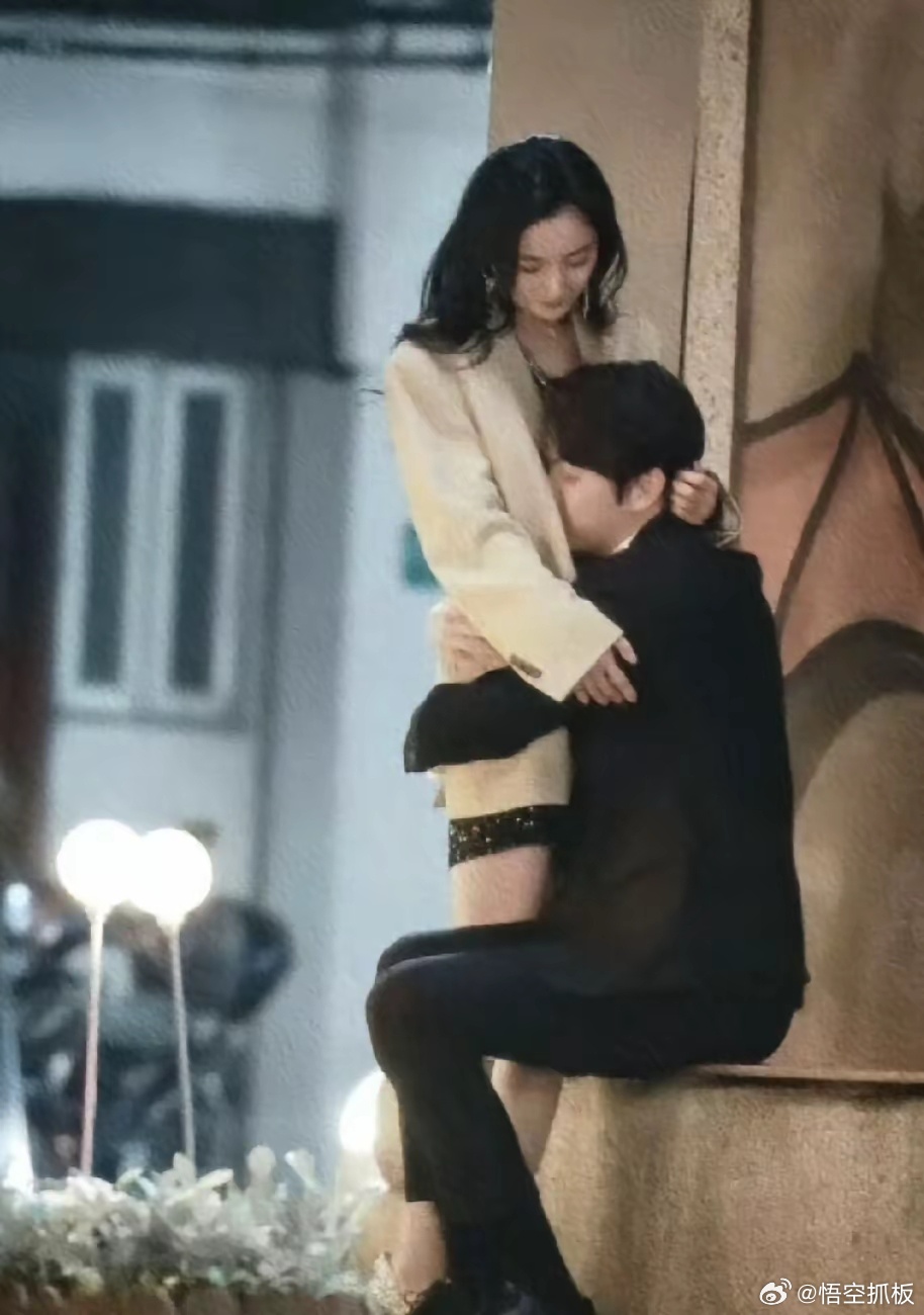 抱住杨幂就不说了，还把头扎进去，许凯你的演技也是厉害了。 