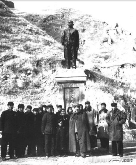 1950年2月5日，朱德、康克清同聂荣臻(右三)、杨尚昆(前左四)、滕代远(右二