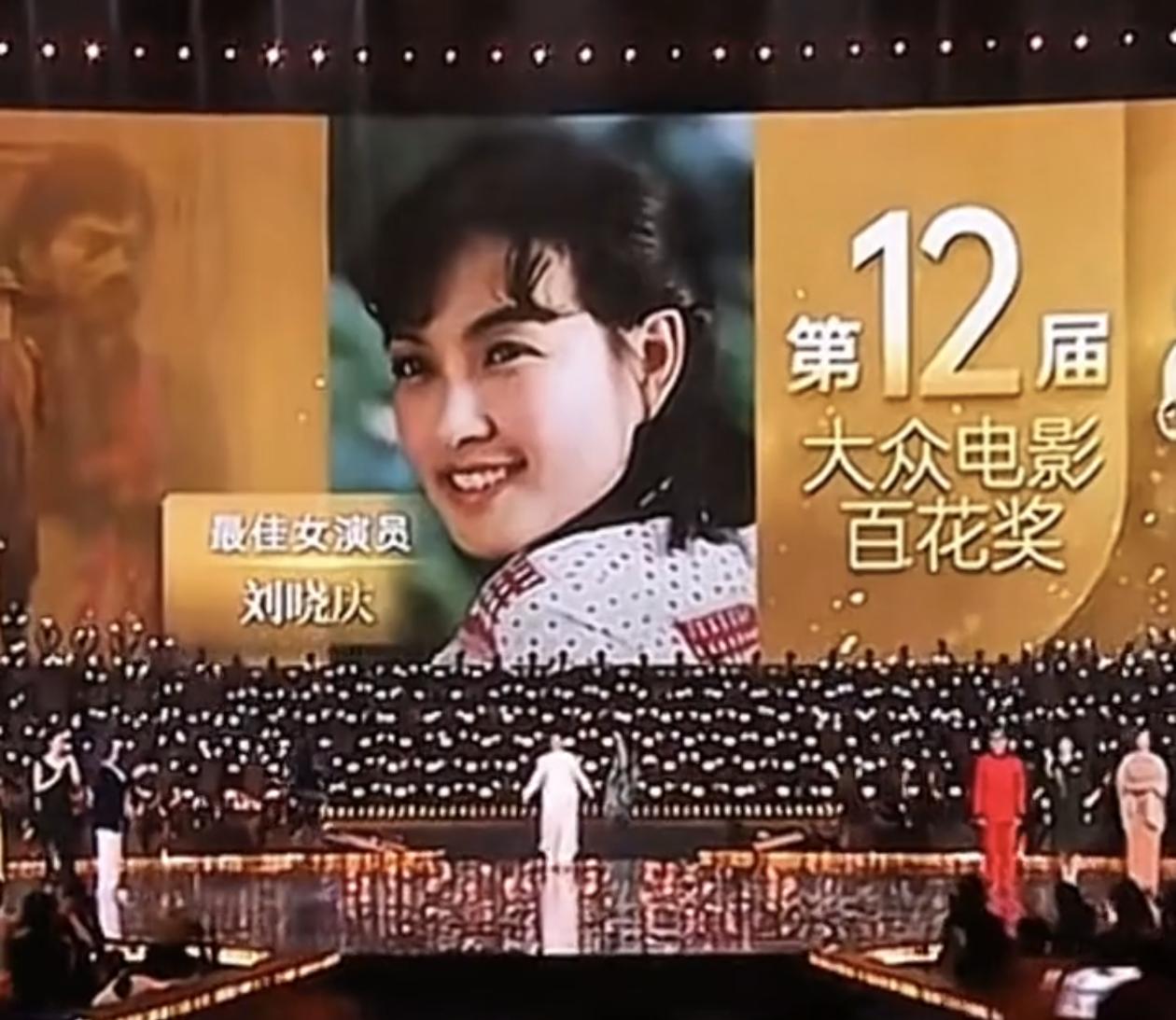 三届最佳女演员得主刘晓庆，亮相百花奖现场。网友调侃：75岁了，走路都比我快。