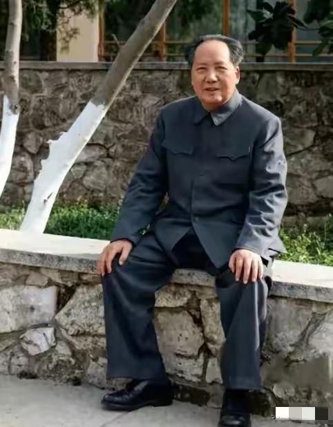 1949年进京后，毛主席定下规矩：无论冬夏，睡觉必须开窗，保持空气流通。寒冬夜里