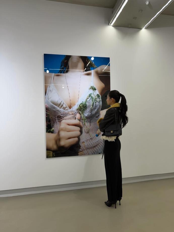 Jennie生日摄影展Jennie 这状态绝了！看个摄影展都像在拍时尚大片Jen