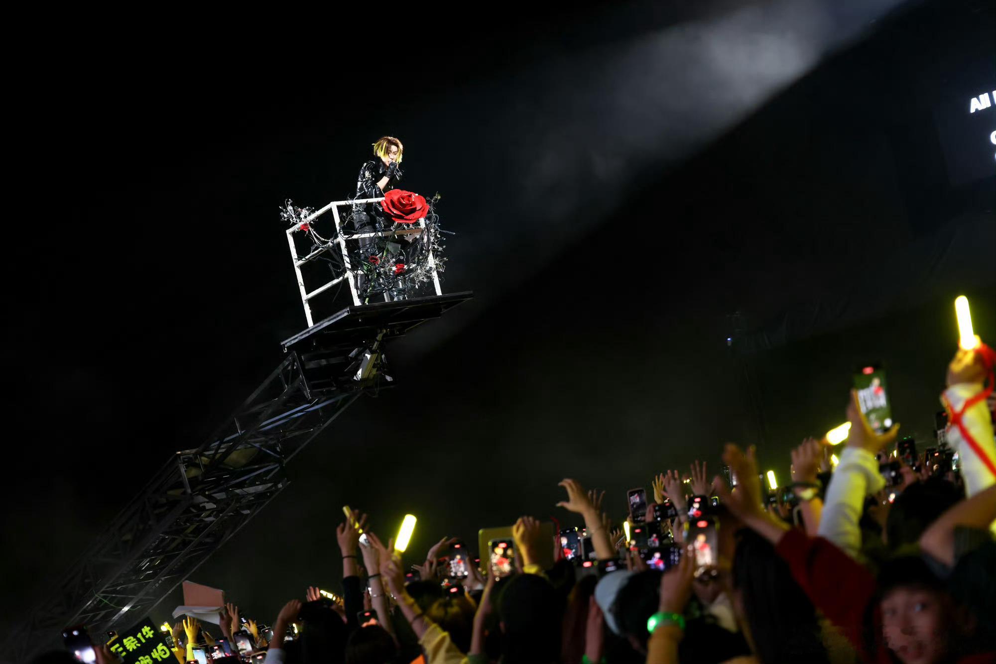 小鬼全球巡回演唱会官宣 海外粉丝终于等到这一天了。以前只能在网上看音乐节视频，这