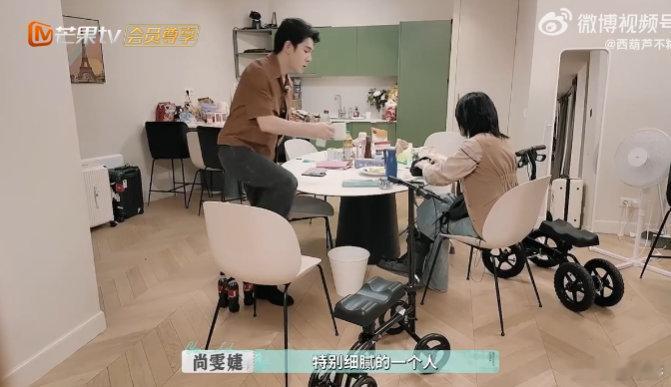 李佳琦[超话]李佳琦给易梦玲试妆谁看了李佳琦给易梦玲试妆不夸一句专业啊！最后一天