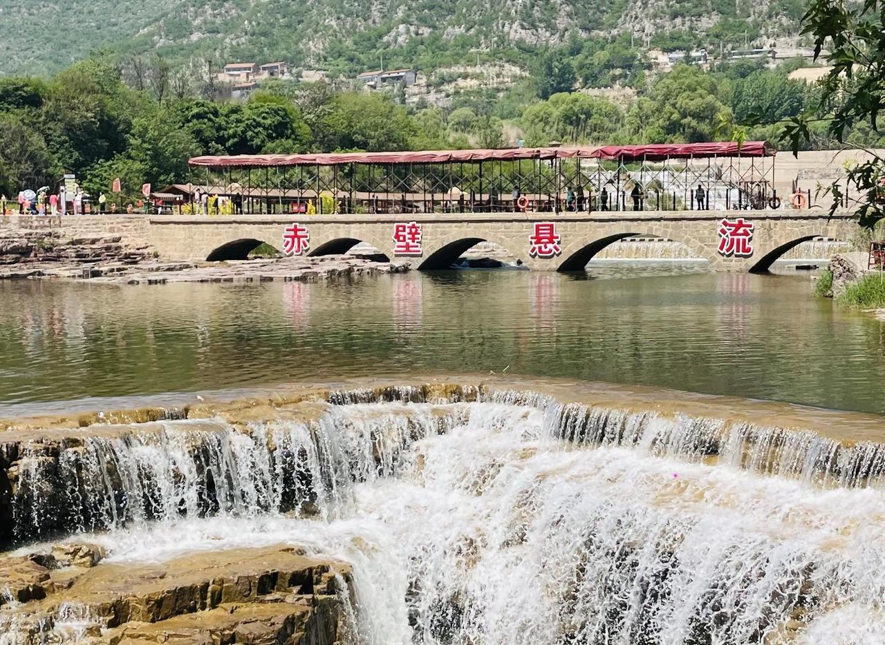 踏山野，听流水烟火暂且放下，烦恼随风散去身在山水间，心自安然舒坦🍃