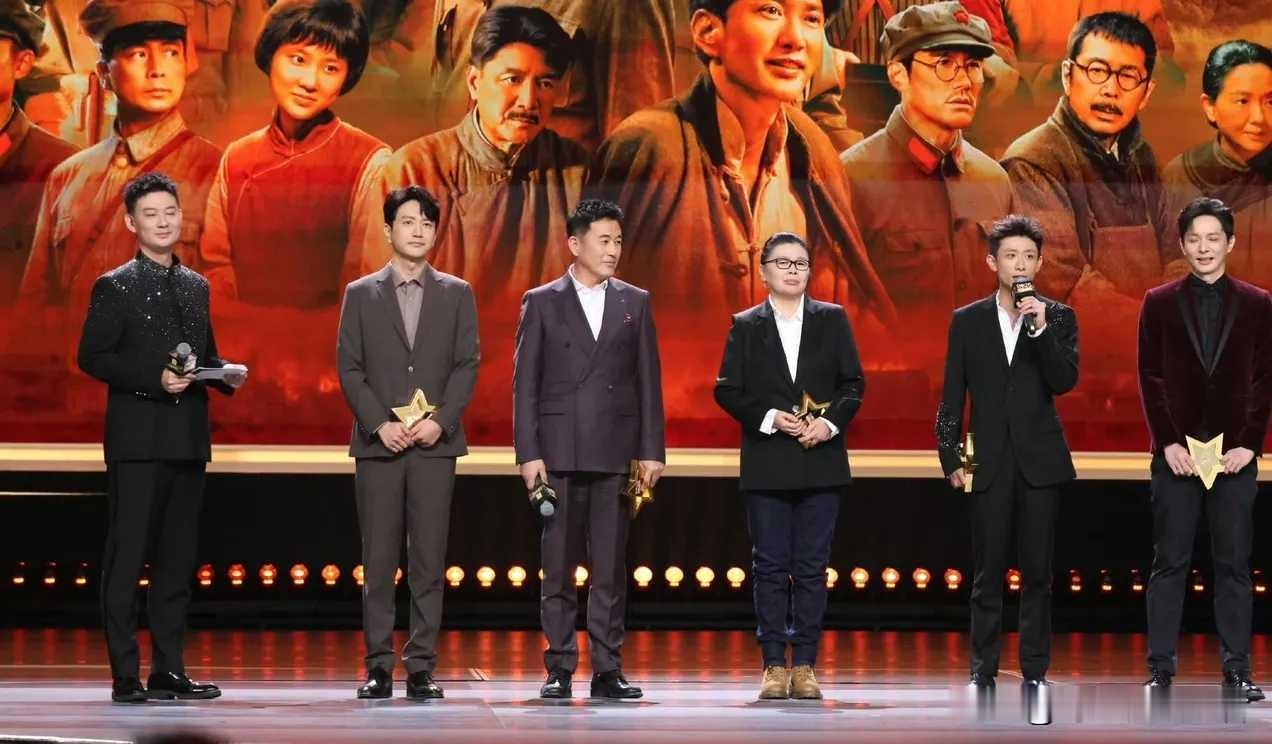 张一山怎么瘦的有棱有角，看起来不自信了，走路都小心翼翼。
张一山随革命历史剧《浴