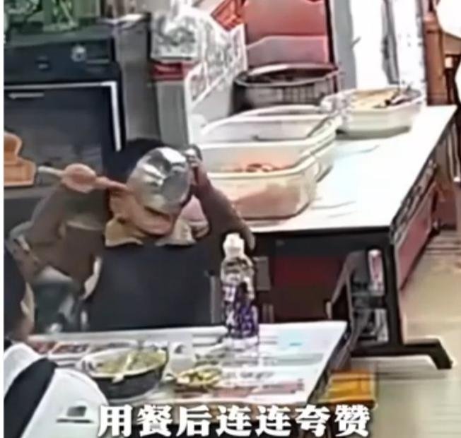 贵州，一位妈妈带着孩子去餐馆吃牛肉粉，孩子吃完准备离开前，突然对着老板说了句“老