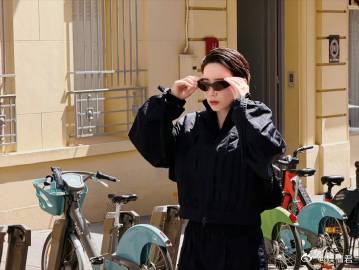 李斯丹妮北京到巴黎穿搭变化 北京街头温柔随性，巴黎街头热烈耀眼，李斯丹妮把不同城
