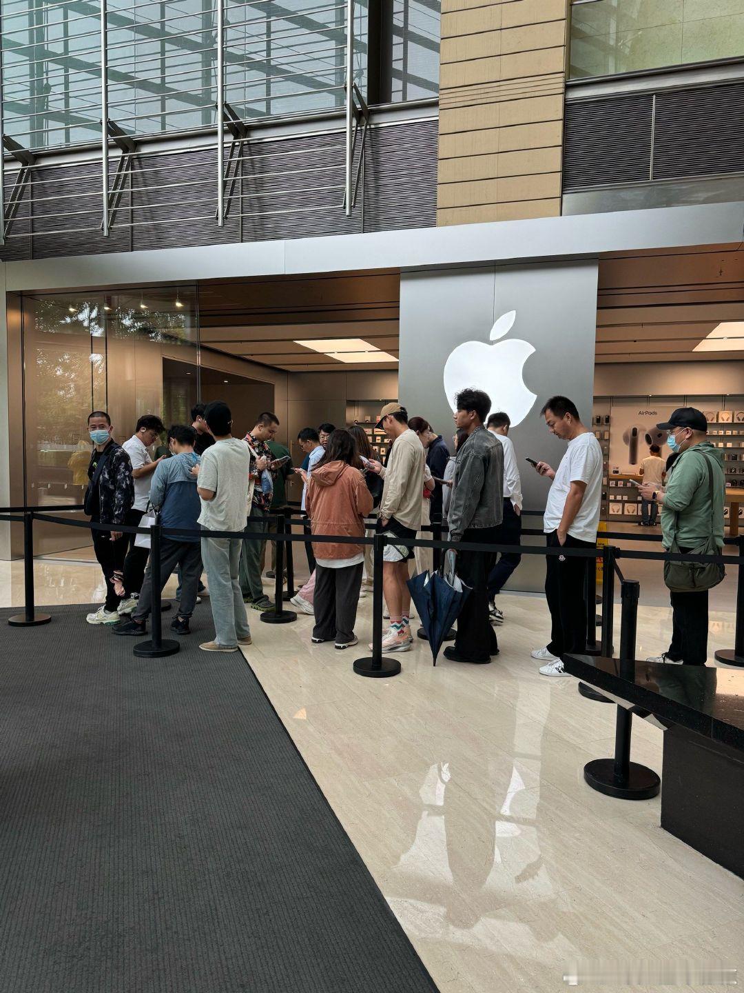 【因存储芯片涨价 苹果或将推迟发布iPhone18标准版】苹果或推迟发布iPho