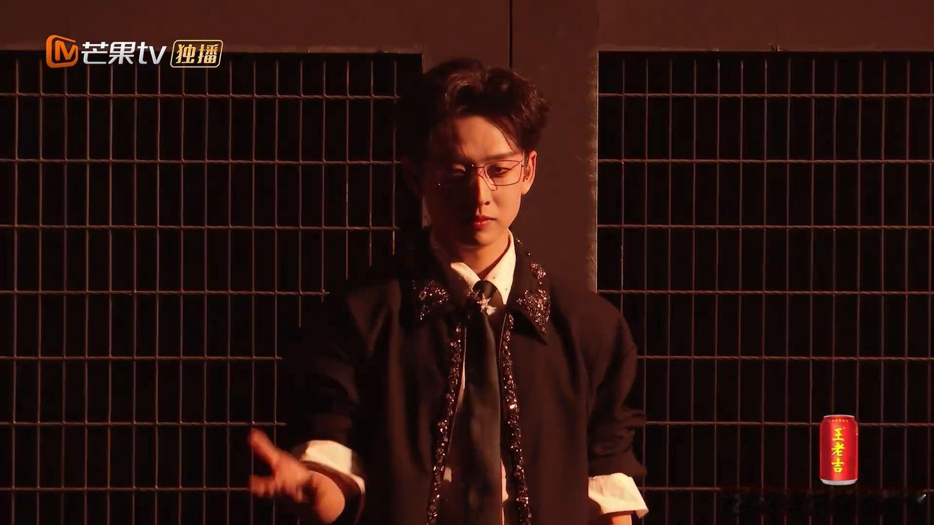 披哥把齐思钧逼成唱跳歌手了 果然来到了披哥唱跳是必不可少的，哪怕是小齐也逃不过，