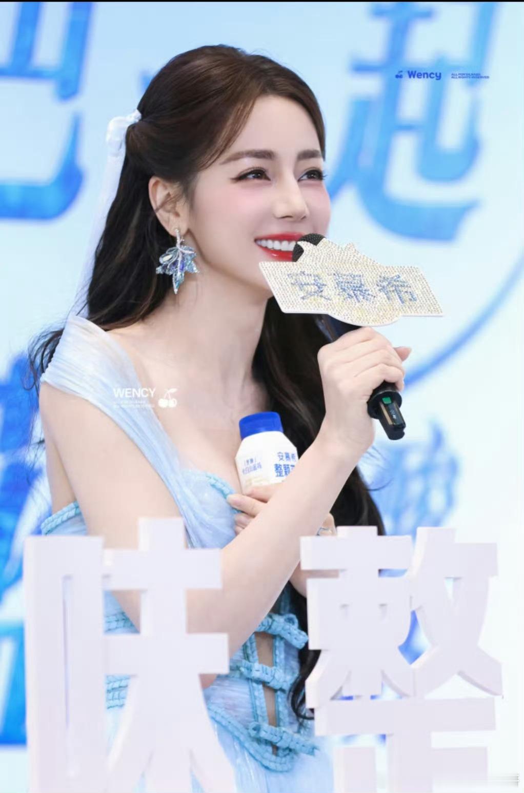迪丽热巴全程都很不自在巴巴今天的造型真的好美呀！不知道为啥现在女明星的礼服为啥要