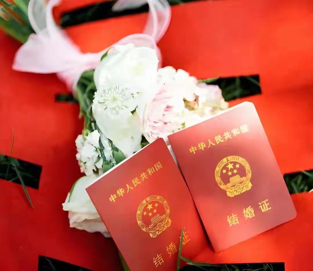 当我们还在传统的婚姻观念中努力寻找“幸福的模样”时，一股悄然兴起的“新型婚姻关系