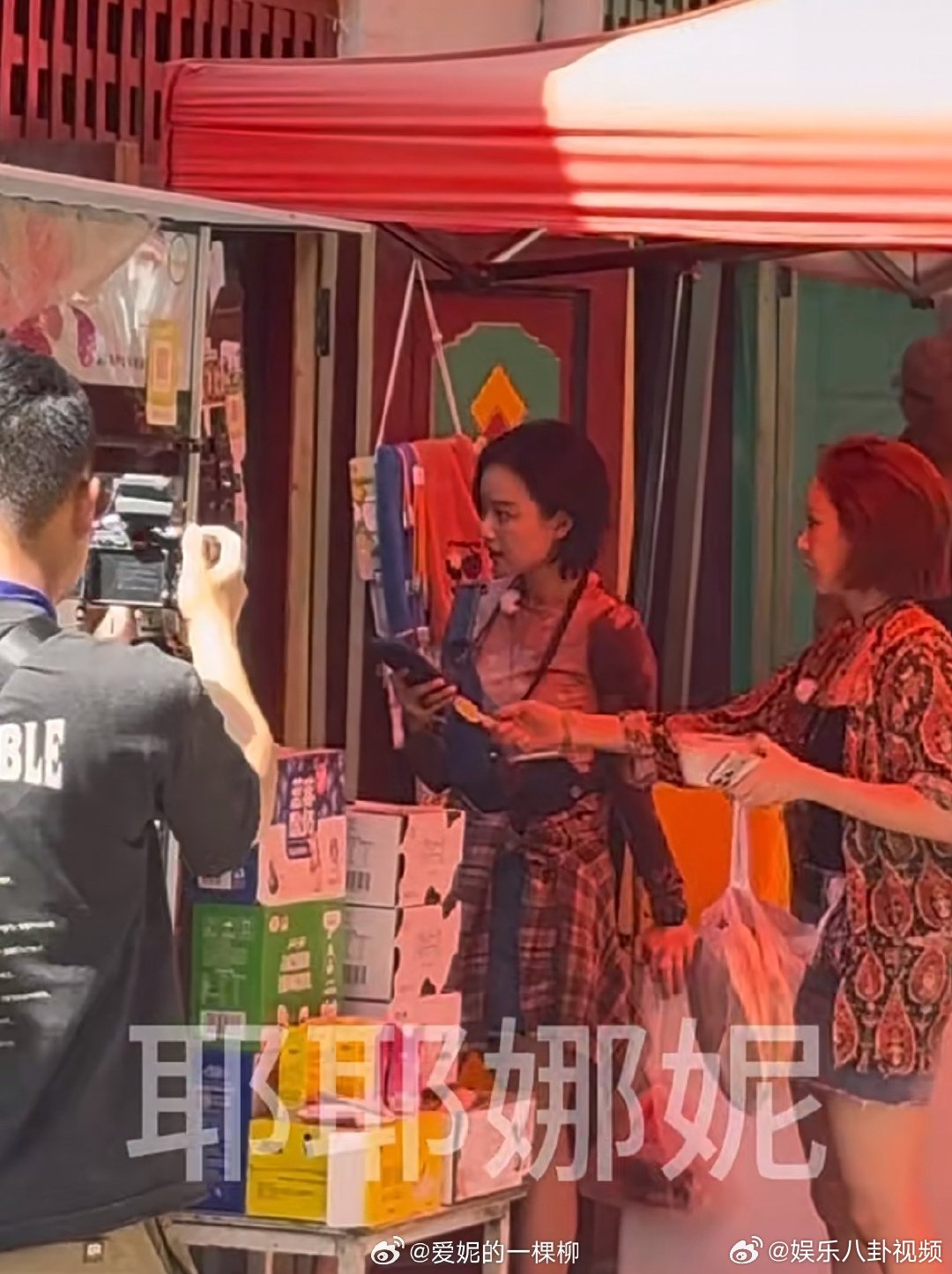 倪妮是四人组管钱的向野的我们旷野旅途不停补给，倪妮高叶购入馕，结账交给倪妮，期待