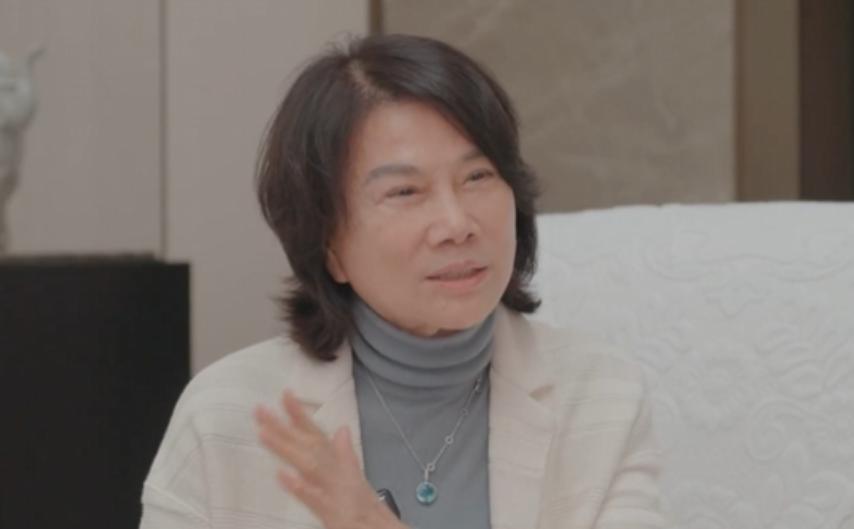2014年，董明珠当上格力的董事长后，第一件事就是把代言人成龙换掉，记者问：“你