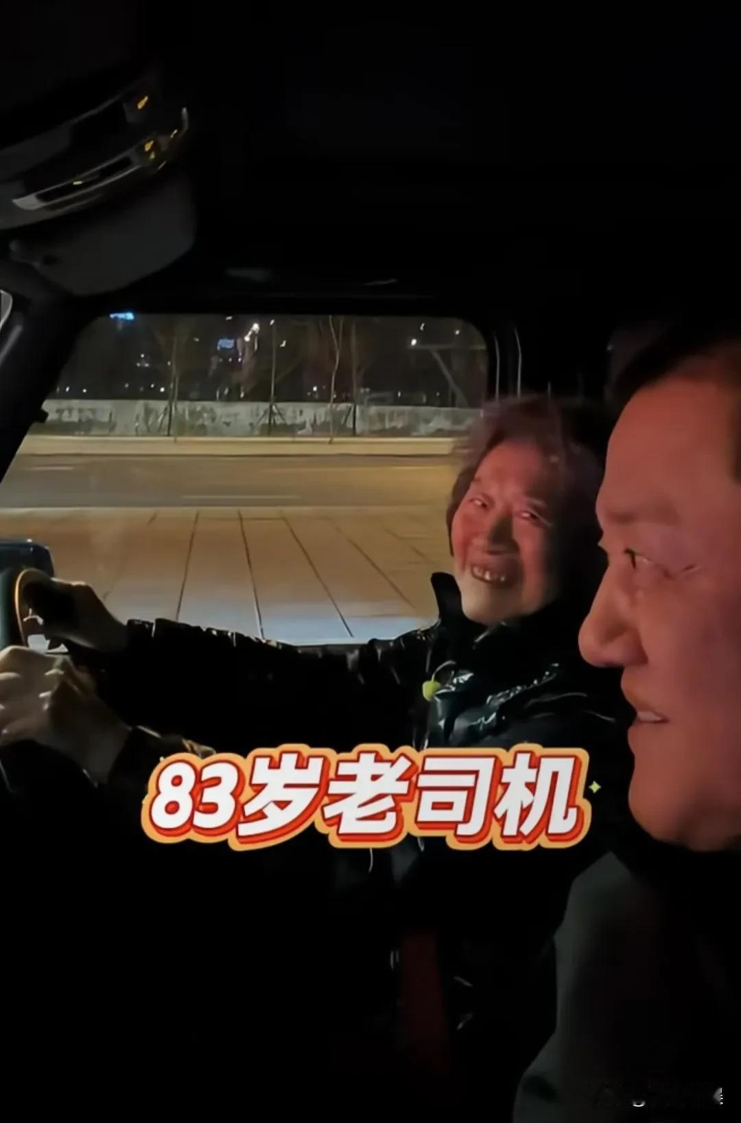 李亚鹏好幸福啊，五十多了还有妈妈疼。[呲牙]
他回家过年，因为高兴，和街坊聚了一