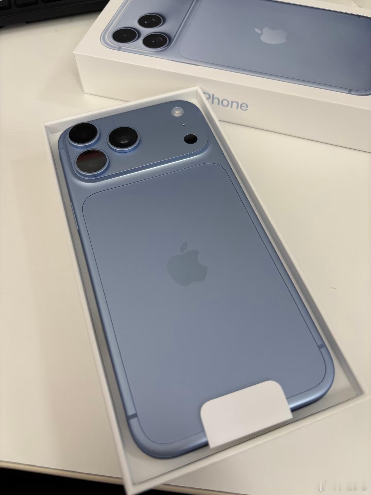 iPhone18ProMax冰川蓝开箱 一开始这个蓝色黄牛都不要，但后来发现这个