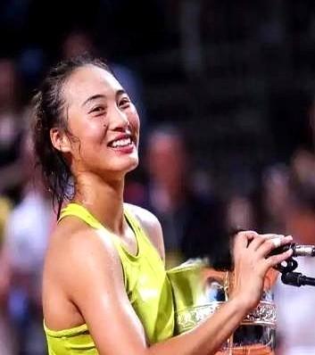 排名掉到121位，郑钦文手里的14个代言，居然一个没撤。

年奖金60万美元，总