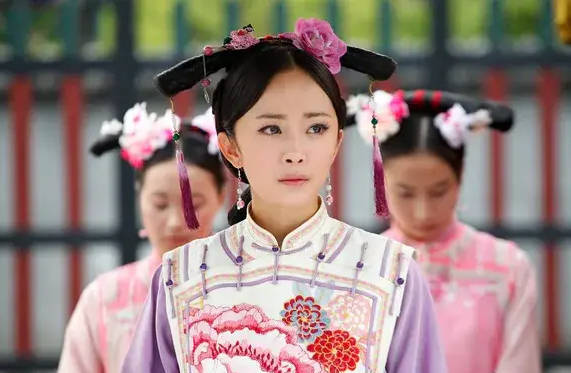 于正回应杨幂这几年没好作品：我觉得很快又爆了。于正翻牌粉丝评论时回应了“杨幂这几